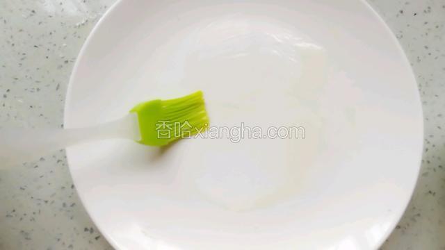 取一平盘，盘里均匀的刷上玉米油。