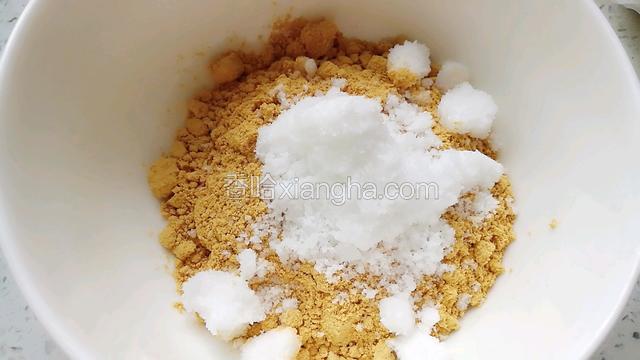 熟黄豆面加入白糖，拌匀。