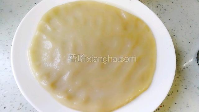 蒸好的糯米饼，端出。