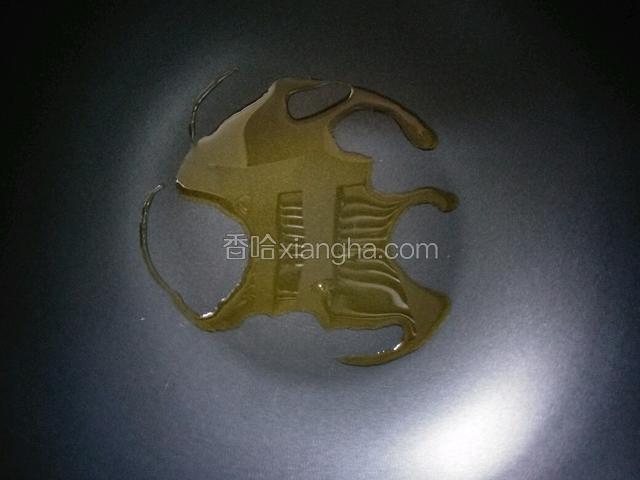 锅中倒入油