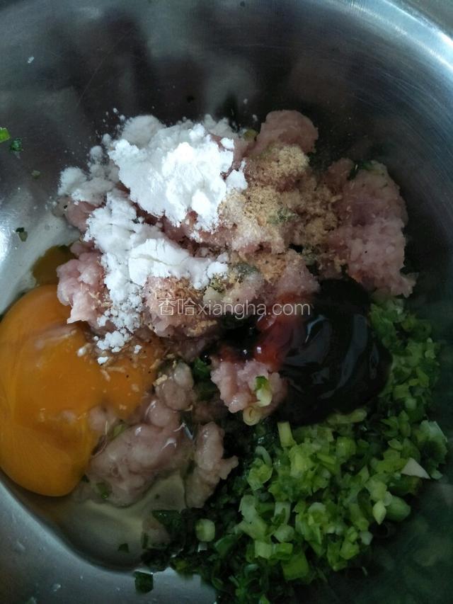 葱姜剁碎，把鸡肉泥倒入大碗中，加入葱末生姜末，鸡蛋，淀粉，白糖，料酒，盐，蚝油，虾粉一起顺时针搅拌均匀