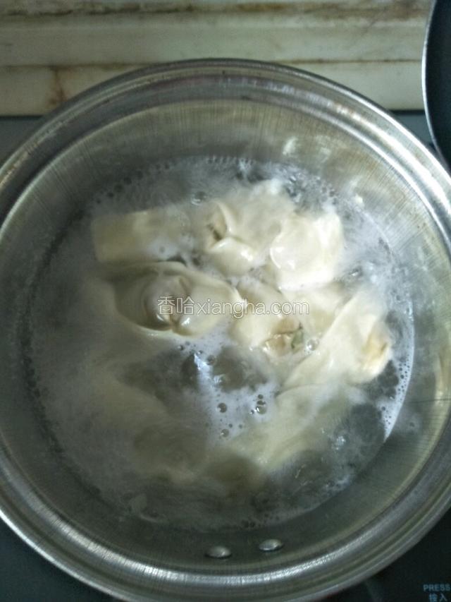 锅中加水煮熟馄饨