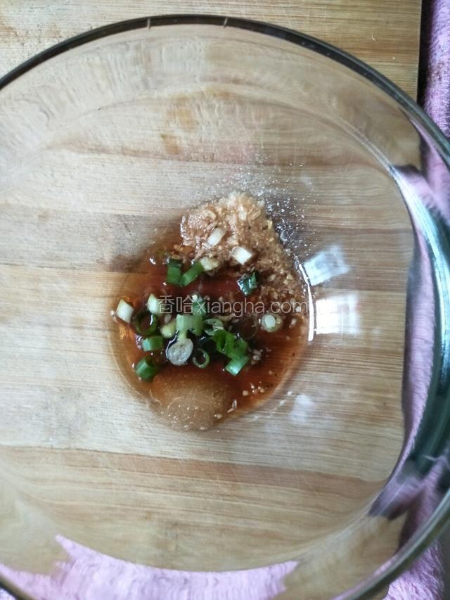 碗中加适量盐，虾粉，醋，芝麻油，葱花即可