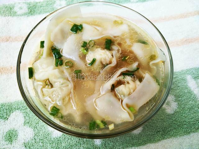 把馄饨盛入碗中搅拌均匀