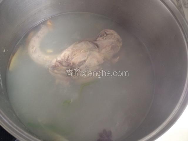 鸡架汤也煮成浓白色