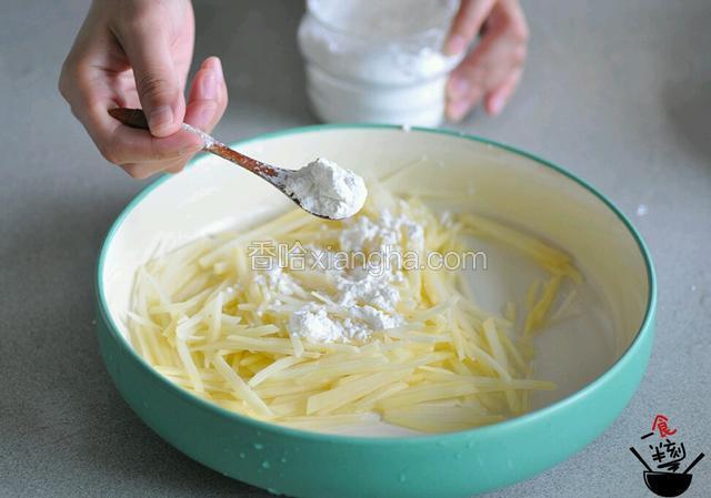 第一种吃法‖一半的土豆丝加入面粉:清水:淀粉=1:1:1