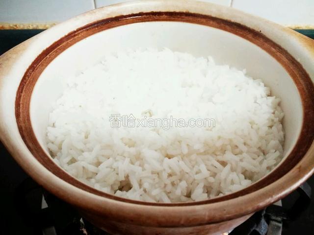 微火煮饭，水快干时熄火。用筷子戳出小洞。