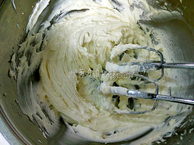 用打蛋头先搅拌一下再开启电动打蛋器打发，以免糖粉四处飞溅。
打发至顺滑状态。