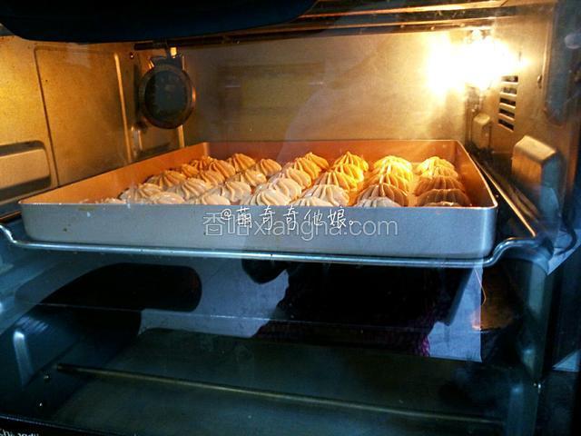 烤箱最好提前预热190度。
送入预热好的烤箱中层，上下火180/170度烤15-20分钟。
具体时间和温度根据挤的曲奇大小以及自家烤箱脾气来调整。
如果上色不均匀，则可以最后几分钟开热风模式会改善很多的。