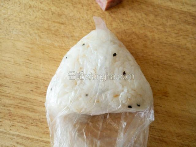 然后如图所示 把饭团赶到角落 自然就成了三角形