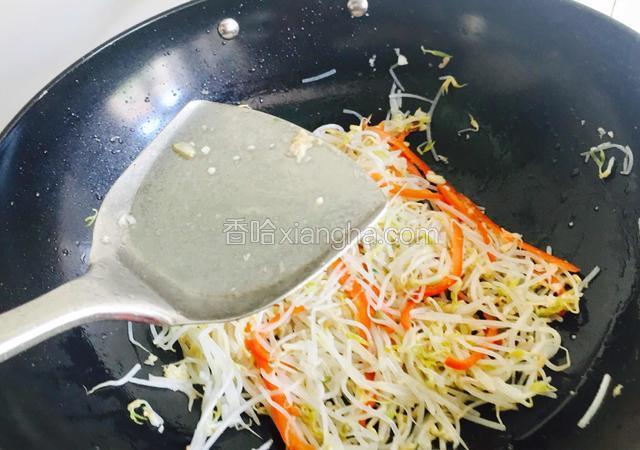 把绿豆芽放入锅中，加入适量的米醋煸炒一分钟。