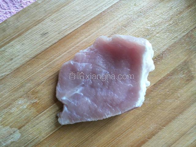 准备1块瘦肉洗净