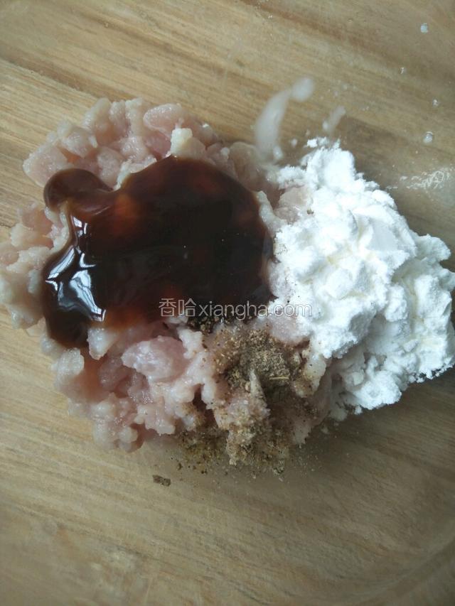 肉丁放入碗中加适量胡椒粉，蚝油，虾粉，淀粉料酒