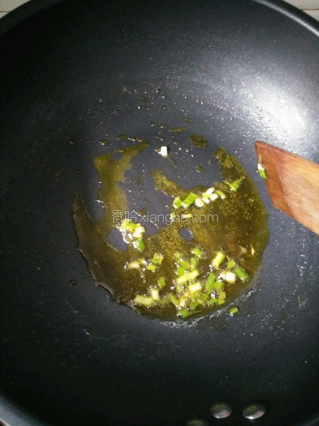 锅中倒油烧热倒入葱花爆香