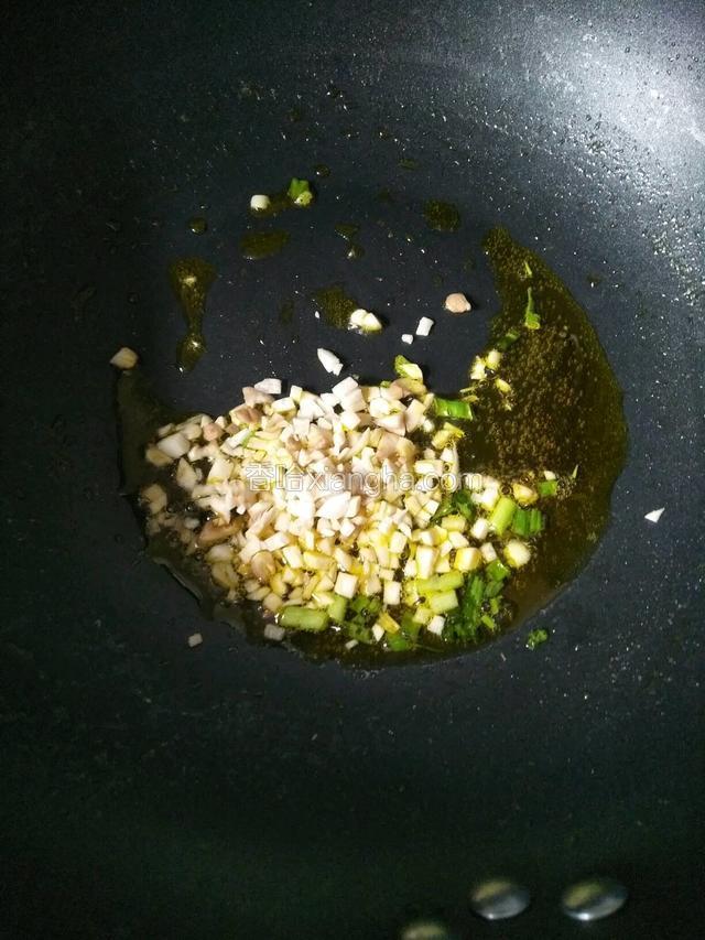 把杏鲍菇倒入翻炒