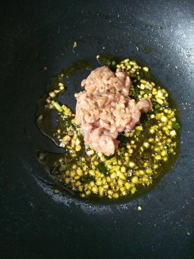 杏鲍菇炒出水分变干倒入肉丁翻炒