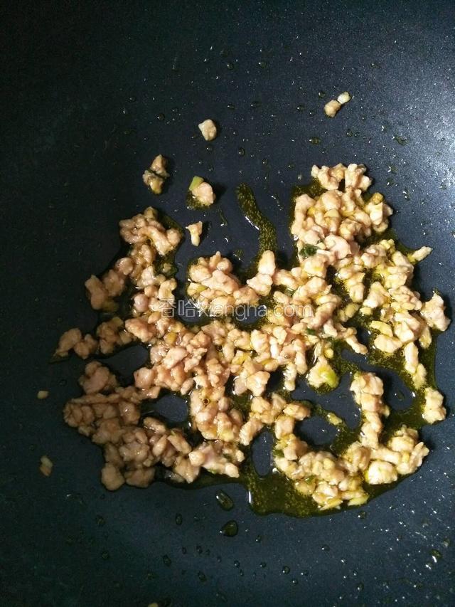 把肉丁炒散