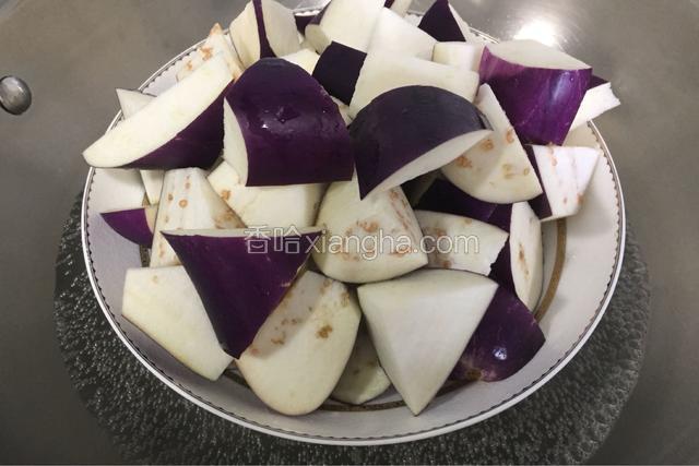 把切好的茄子放入开水锅中蒸5分钟
