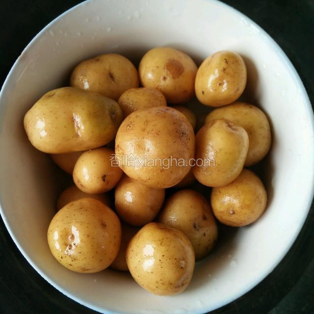 准备主食，土豆上锅大火蒸十分钟