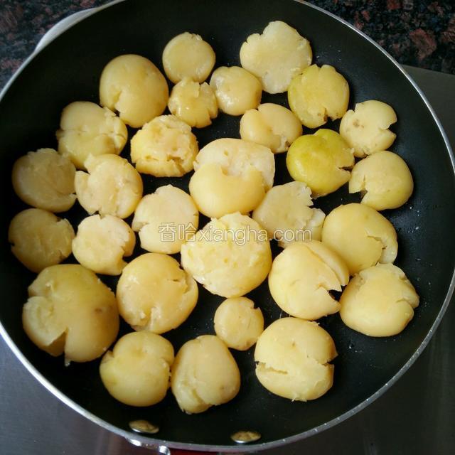 锅里入少许油，下入土豆