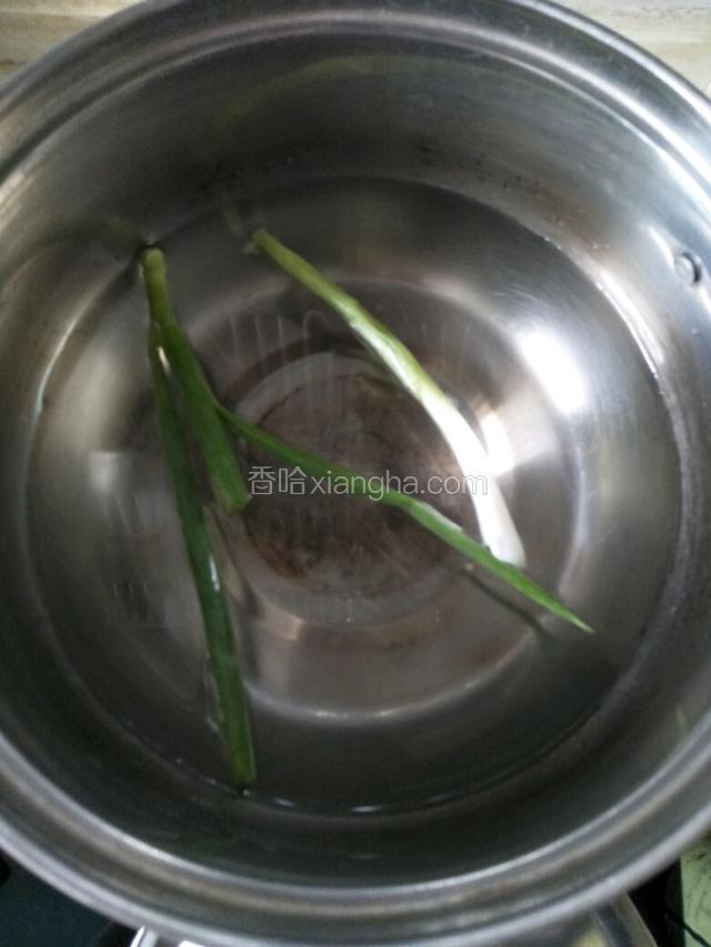 锅中加适量水和葱煮开