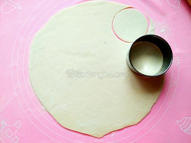 面团擀成大面片用饺子皮模具分切饺子皮
