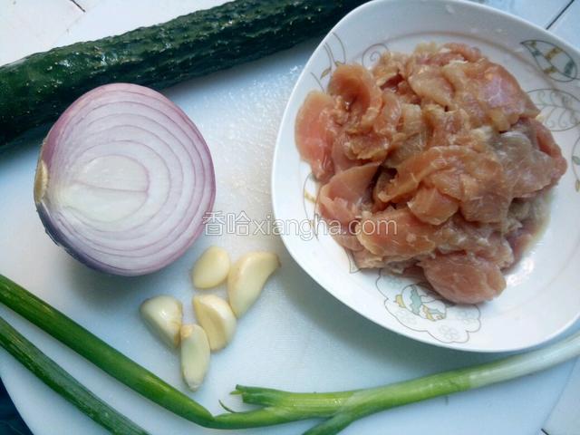 准备食材，蒜，洋葱，黄瓜，葱，猪瘦肉片，