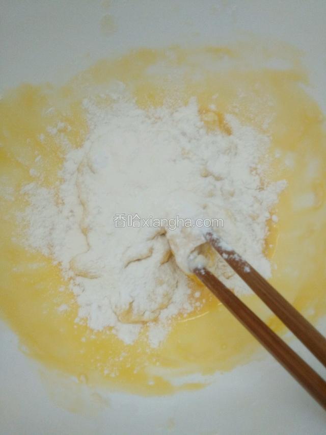 发酵粉用温水泡开，倒入面粉打入鸡蛋搅拌。