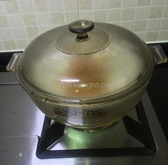 除腥味第一步
先把花胶冲洗一下，抹上姜葱料酒，2片姜，开水锅里一起蒸5分钟，闷2分钟开盖。这样鱼胶可以变软，更方便清洗。
