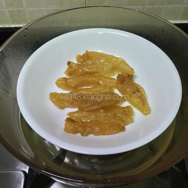 除腥味第二步
蒸软的鱼胶，拿到纯净水龙头下冲洗，有血迹的部位着重洗下。
PS：一般炖汤的除腥味都是做以上二步，就用来炖汤了，买的鱼胶也不大，一般都不用泡发，直接炖，刚刚好。