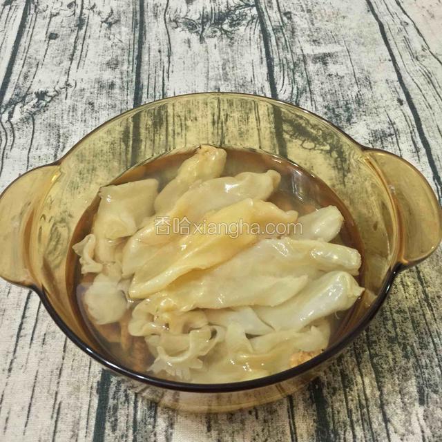 除腥味第三步
再用几片姜煮姜水，把鱼胶放进姜水泡发2~3个钟。然后再洗干净。
鱼胶不要久泡，不然会流失营养和胶质。
因为是做甜品，腥味太重会影响口感，才加了姜水泡发这一步。