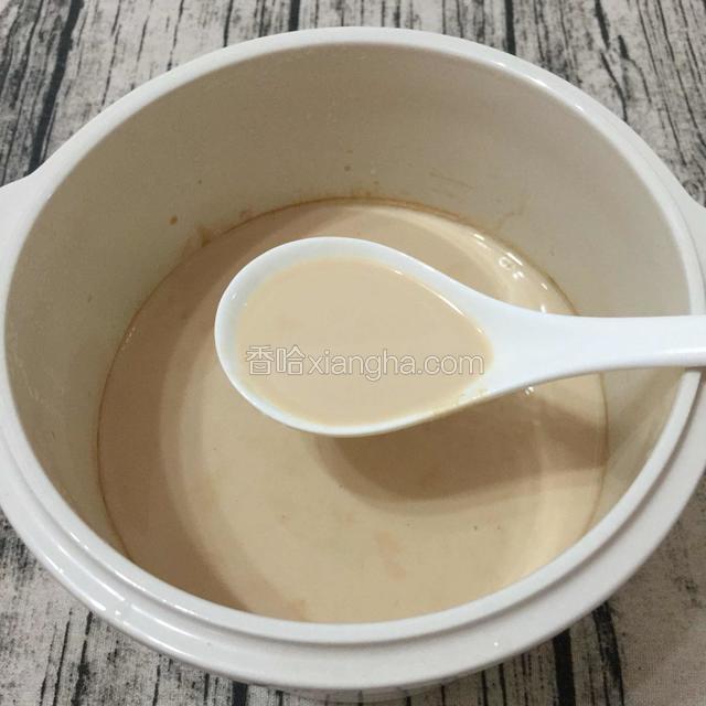 一部分花胶融化在牛奶里，好浓好香。
