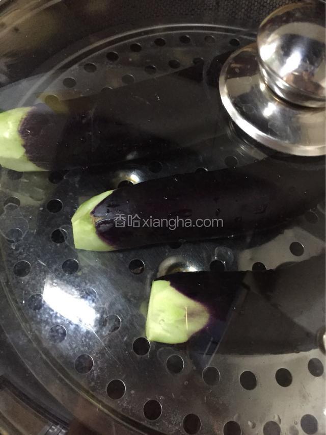 放入蒸锅 凉水下锅水开计时蒸15分钟