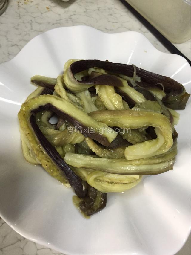 将晾凉的茄子用手撕成条
