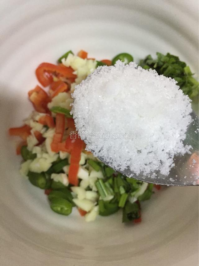 放入白糖一勺