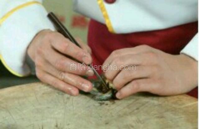 将鲍鱼去壳取肉，用清水洗净，控净水份