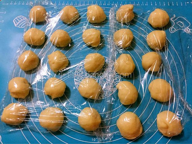 取出面团分成25份相同大小的小面团，醒发15分钟