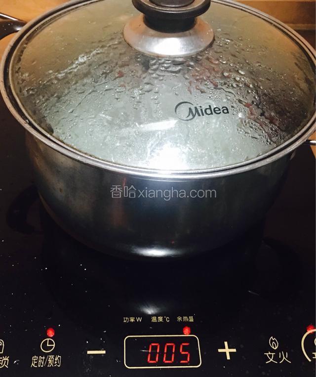 转中火煮5分钟。