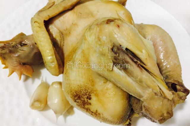 煮熟后的鸡捞出来放凉