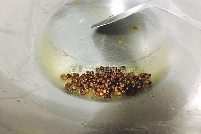 另起油锅放入花椒粒炒香出花椒油
