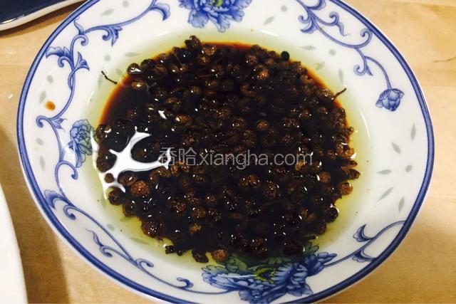 再把炸好的花椒油加入少许盐拌均匀