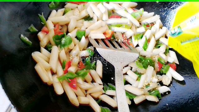 最后加入鸡精，拌匀，出锅！