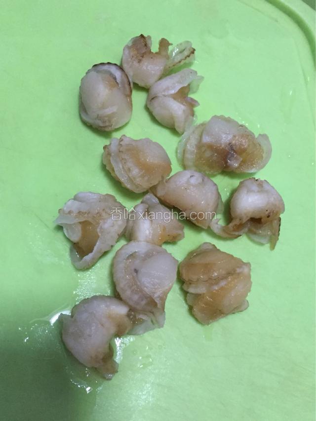 鲜贝肉清洗干净去黑线