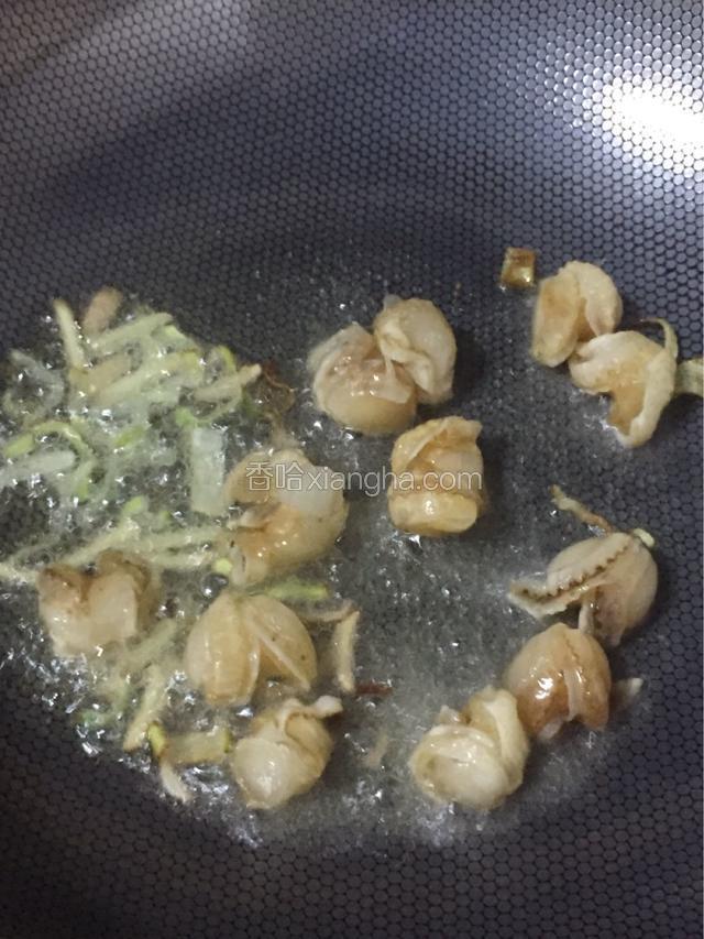 倒入鲜贝快速翻炒