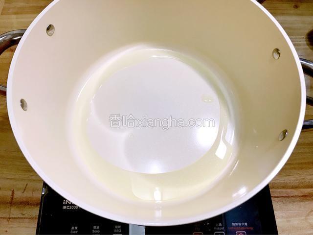 热锅下食油