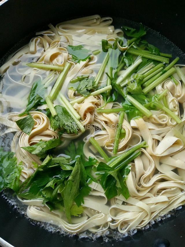 锅内加水烧沸腾将千张丝、芹菜焯水。
