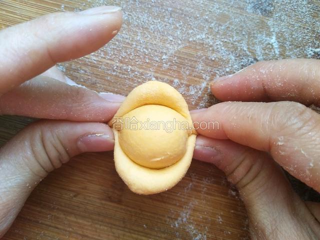 然后捏紧两头