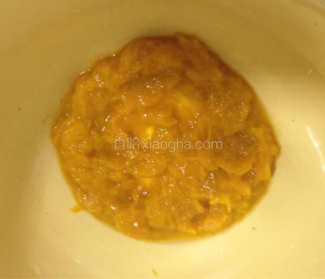 南瓜切块蒸熟捣成泥备用