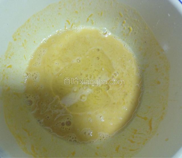 倒入玉米油和蜂蜜后搅拌均匀