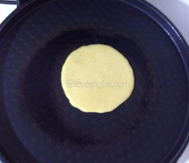 平底锅或电饼档烧热，用勺子将面糊从稍高处倒入锅内